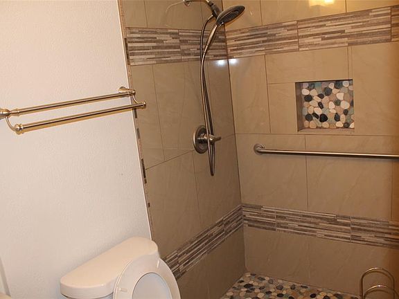 4th image of 805 Murl Dr