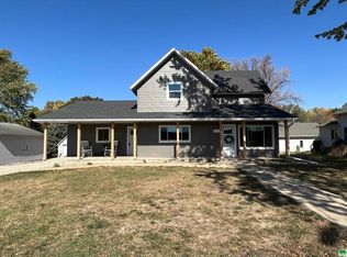 721 2nd St, Hull, IA 51239