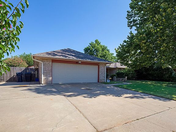 3rd image of 609 SW 103rd Pl