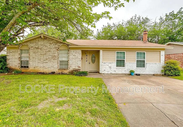 812 E Prairie View Rd — Photo 1
