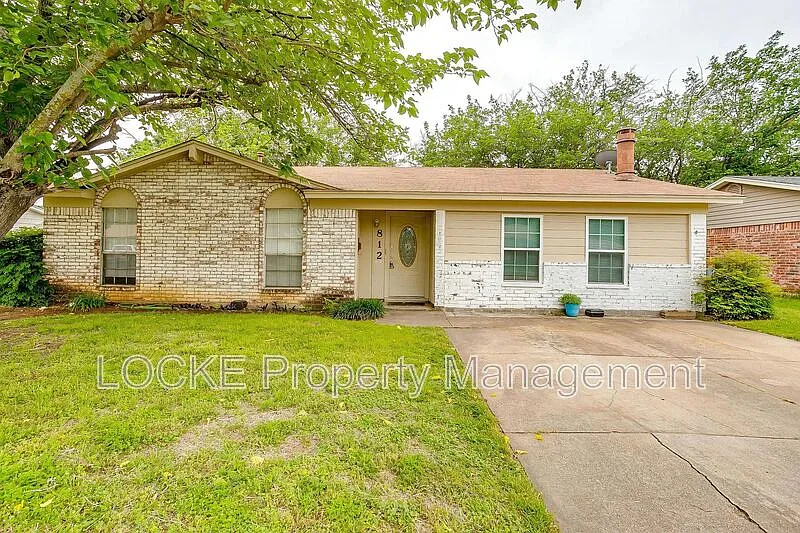 812 E Prairie View Rd