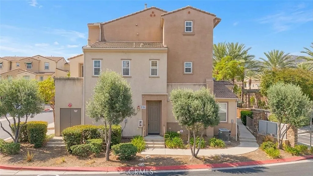 3 bed, 2.5 bath, 1236 sqft, $2,500 — Photo 2