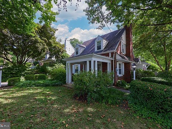3rd image of 401 S School Ln