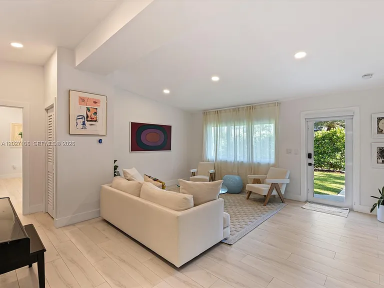 1945 Alamanda Dr — Photo 14
