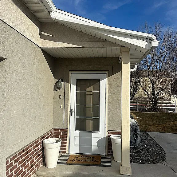Exterior view of a congruent entry