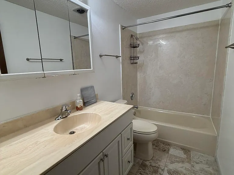 2201 SW 28th St #50 — Photo 12