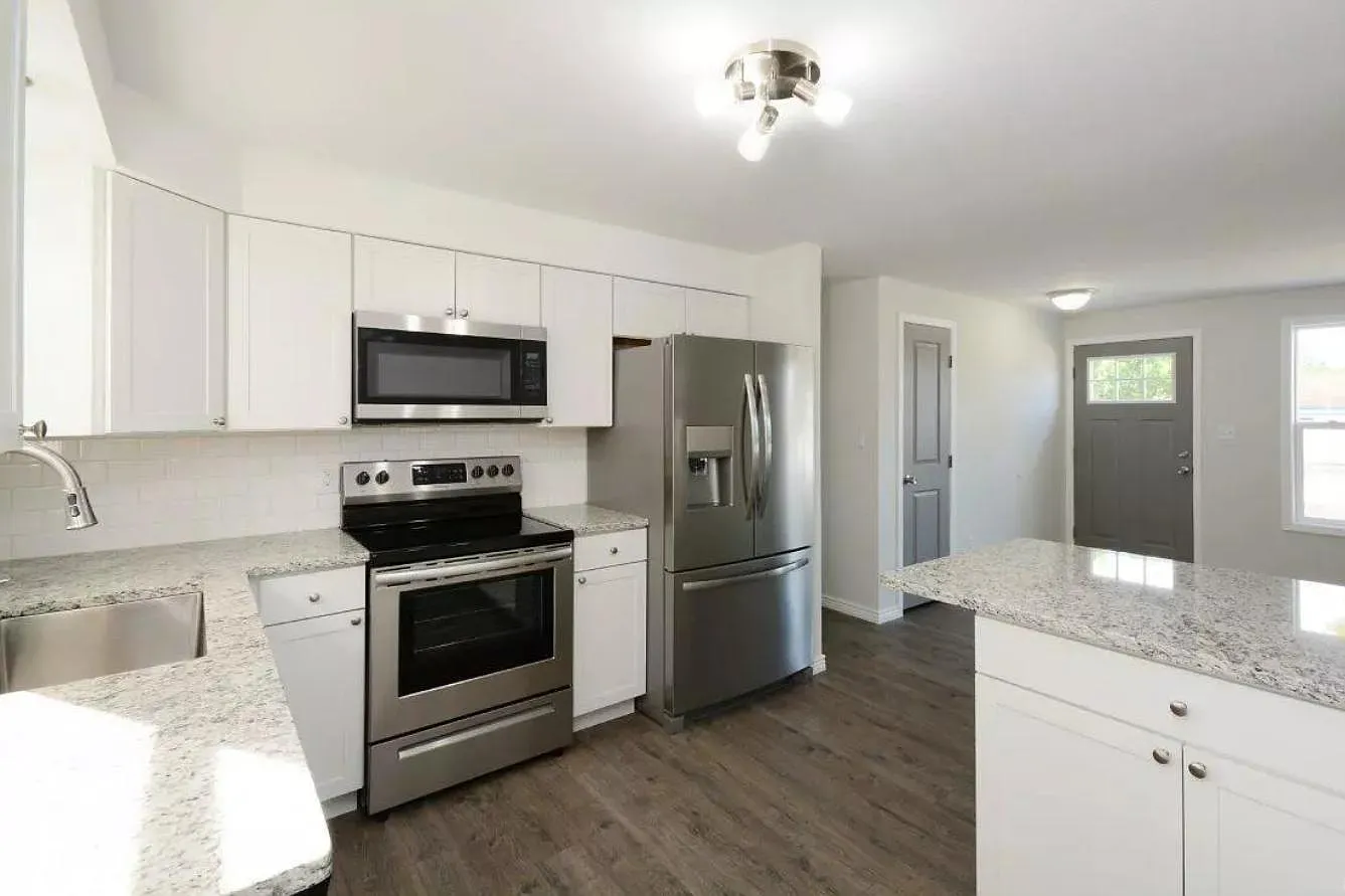 6160 W 77th Pl — Photo 2