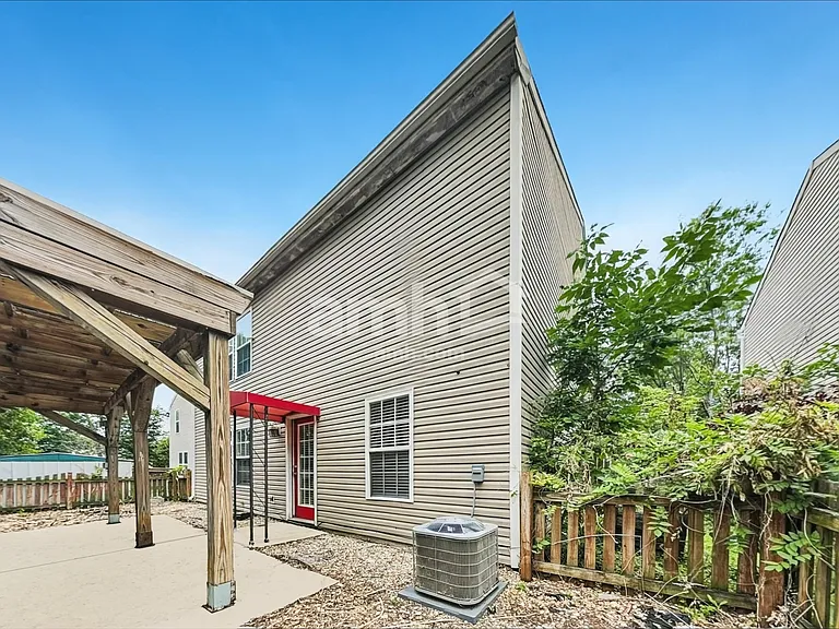 1909 Southernwood Ln — Photo 17