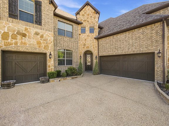 3rd image of 634 Emerson Dr