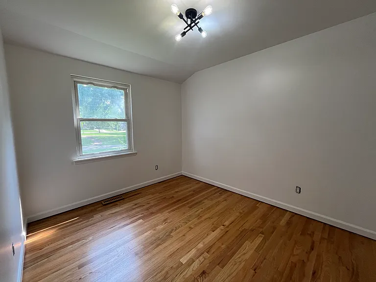 141 Maple Hill Ln — Photo 8