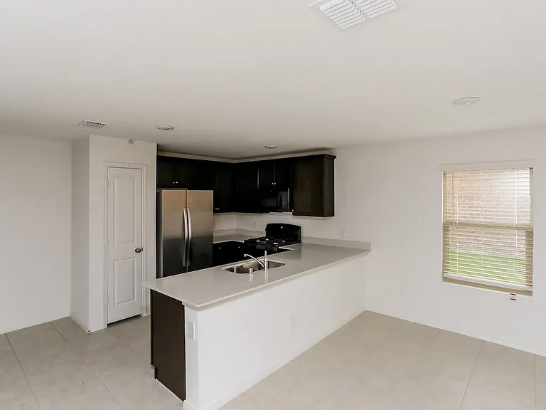 1017 Crestview Dr — Photo 7