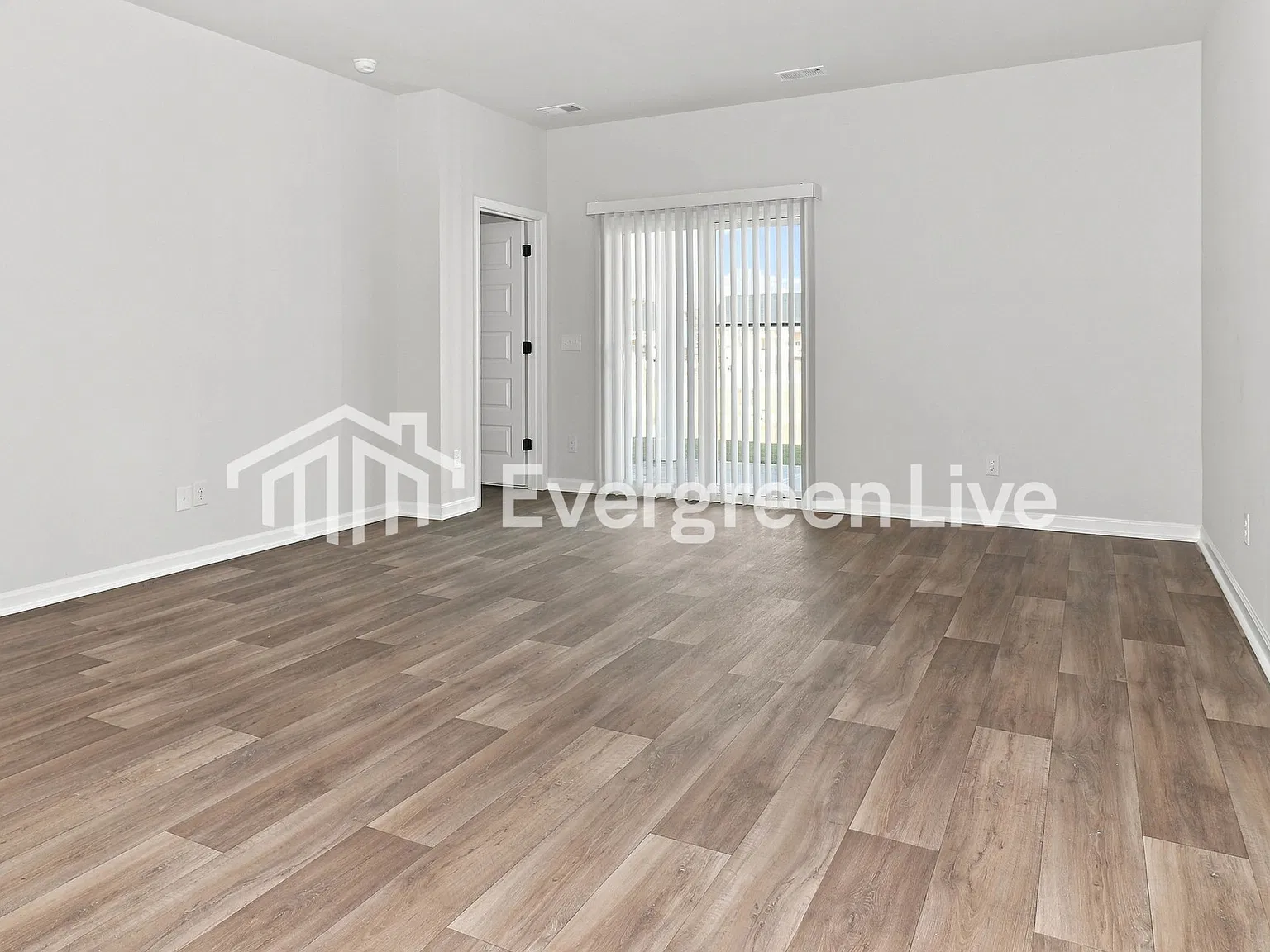 5 bed, 2.5 bath, 2357 sqft, $2,870 — Photo 4