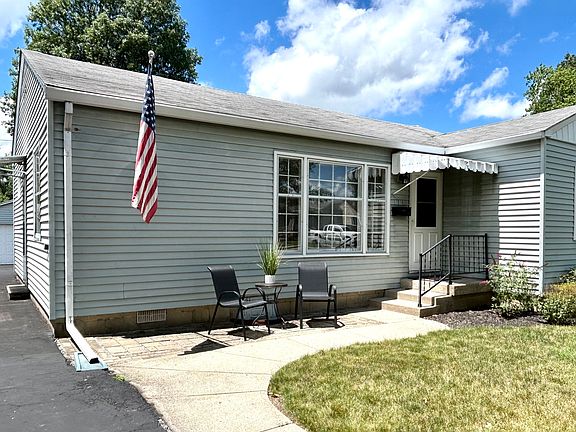 3rd image of 1914 Eisenhower Dr