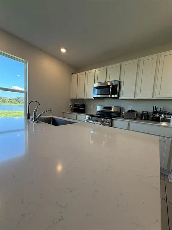 5 bed, 3.0 bath, 2492 sqft, $2,700 — Photo 3