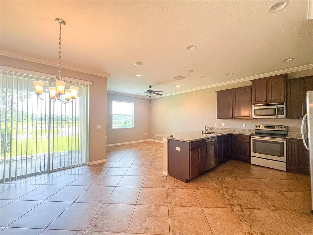 3 bed, 2.5 bath, 1689 sqft, $2,100 — Photo 4