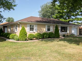 904 Greenview Dr, Aurora, IL 60505