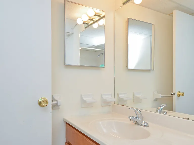 Lake Club Apartments Bathroom