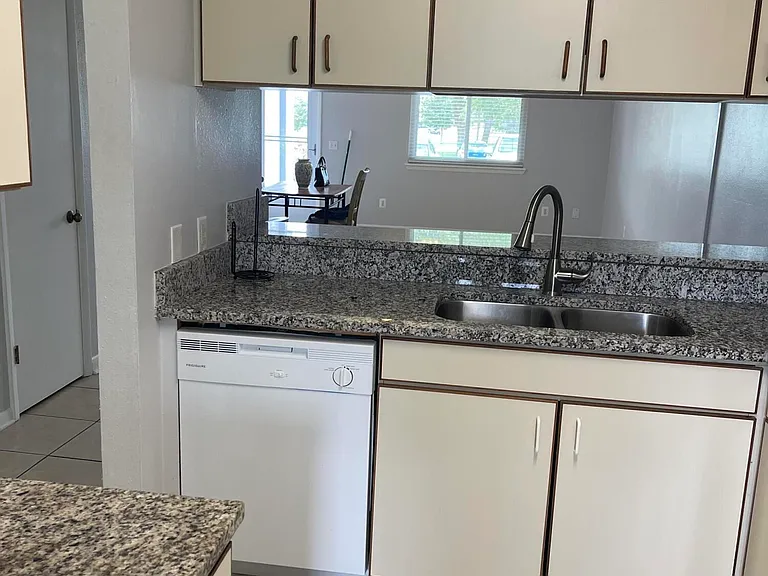 207 E 3rd St #207 — Photo 20
