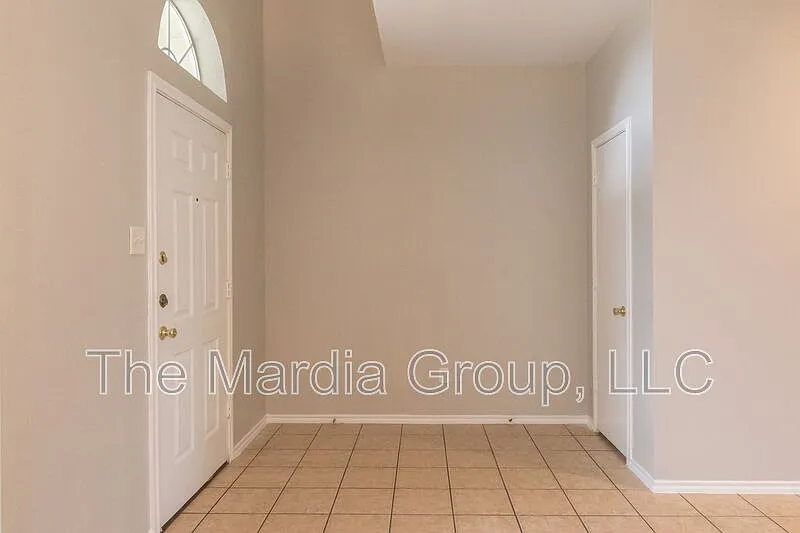 4 bed, 2.5 bath, 2601 sqft, $2,150 — Photo 2