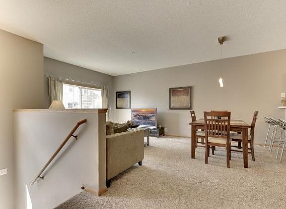 3rd image of 370 Willoughby Way W