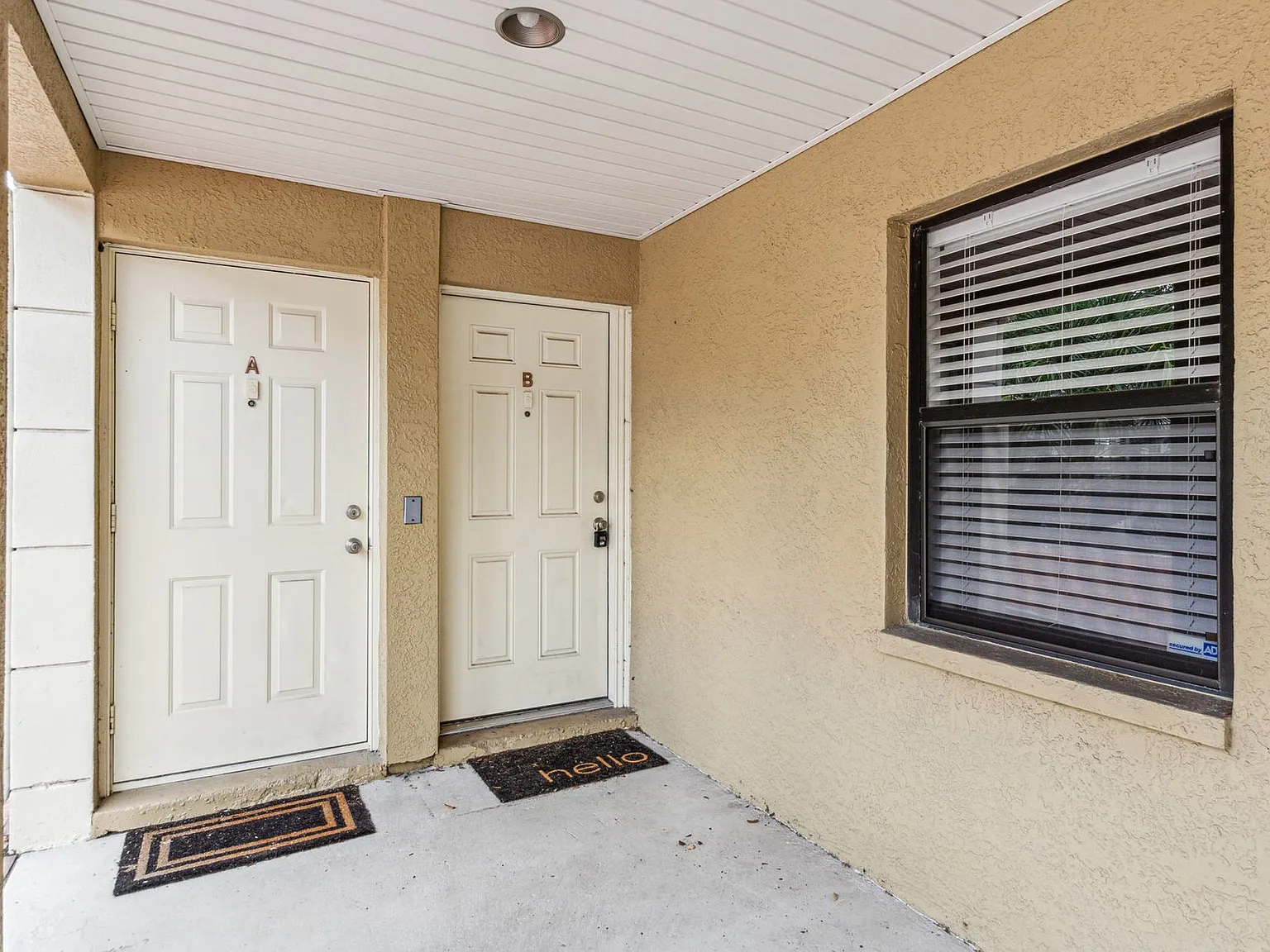 Large 2 bed / 2 bath plus flex area located in Hyde Park — Photo 3