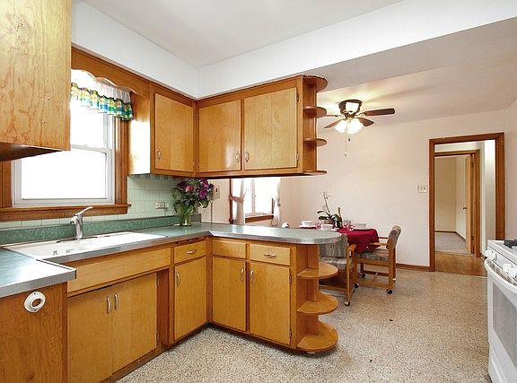 4th image of 10104 S Utica Ave
