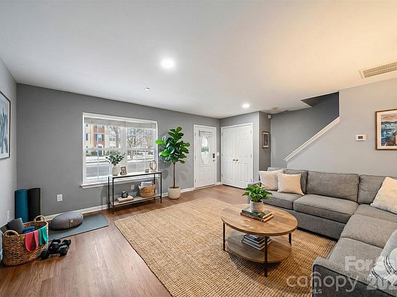 3rd image of 9639 Bailey Rd