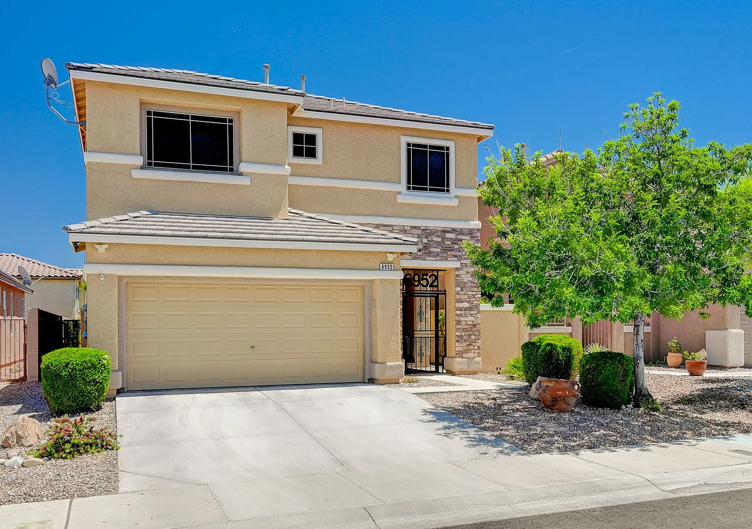 Stunning 3 bedroom in Centennial Hills with SOLAR! — Photo 3