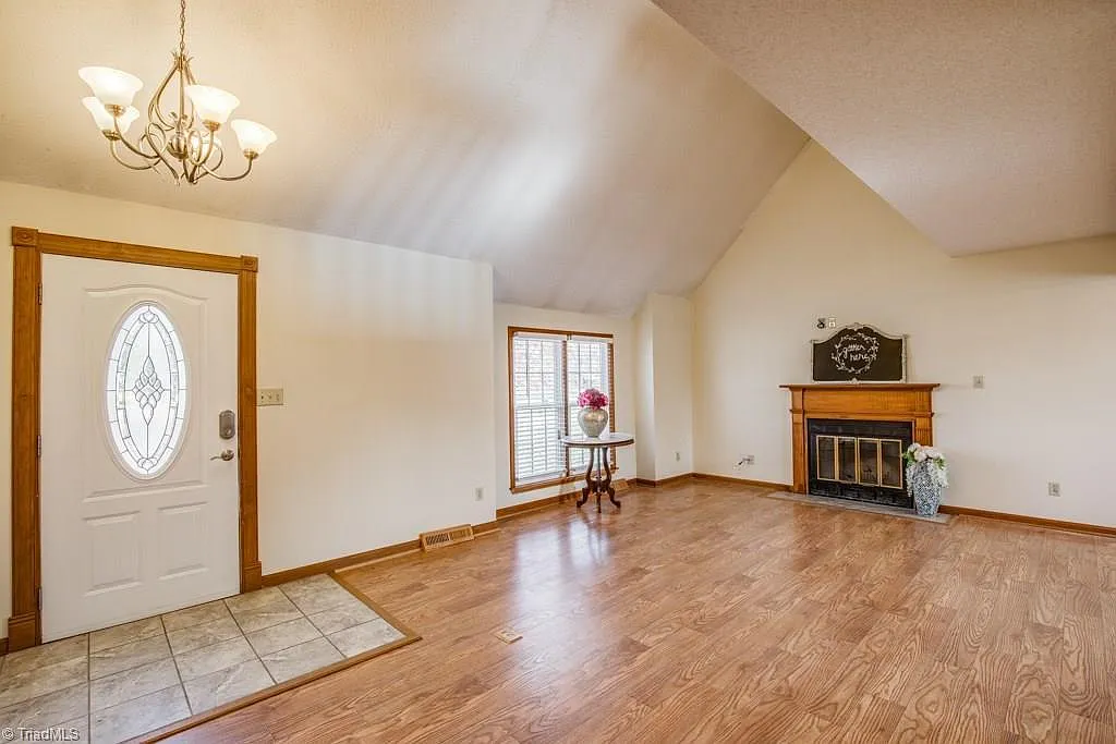 3 bed, 2.5 bath, 1766 sqft, $1,950 — Photo 3
