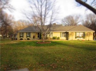 9109 Wenonga Rd, Leawood, KS 66206