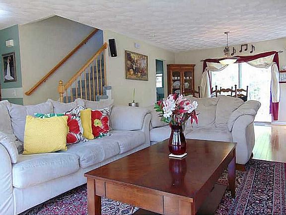 3rd image of 62 Remington Farm Dr