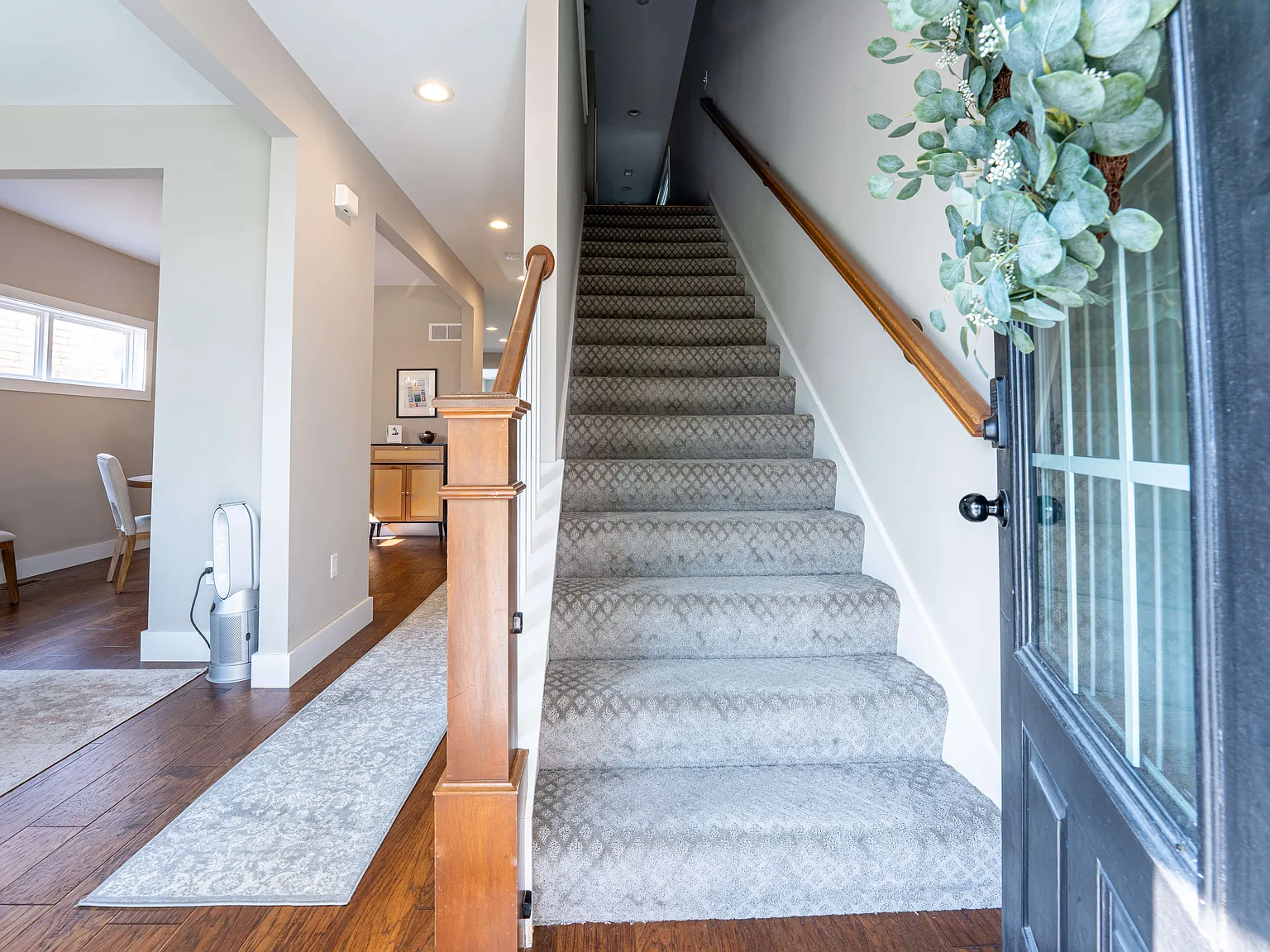 4 bed, 2342 sqft, $4,499 — Photo 4