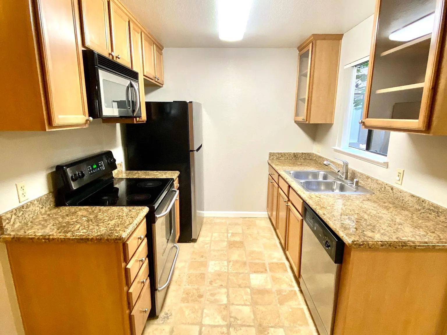 2250 Monroe St — Photo 2