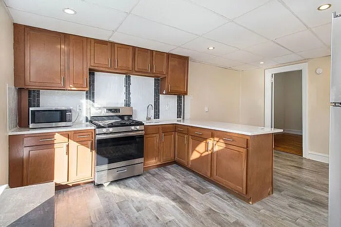 1 bed, 1.0 bath, 600 sqft, $949 — Photo 2