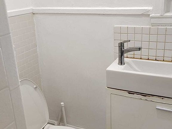 4th image of 65 SW Eetland Ave #11526682