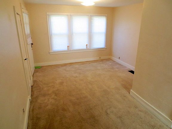 3rd image of 614 Liberty Dr APT 2