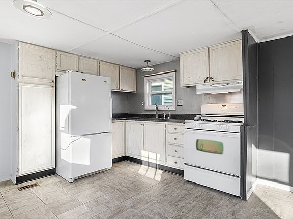 3rd image of 261 Newbury St #72C