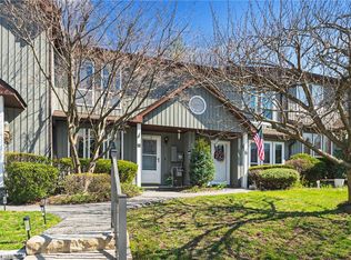 28 Hemlock Cir, Peekskill, NY 10566