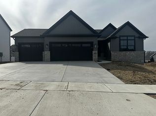 2509 Savanna Rd, Bloomington, IL 61705