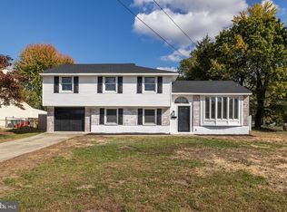 40 Longwood Dr, Stratford, NJ 08084