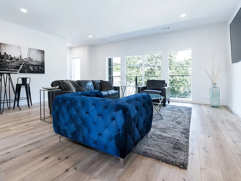 863 W Holly St — Photo 14