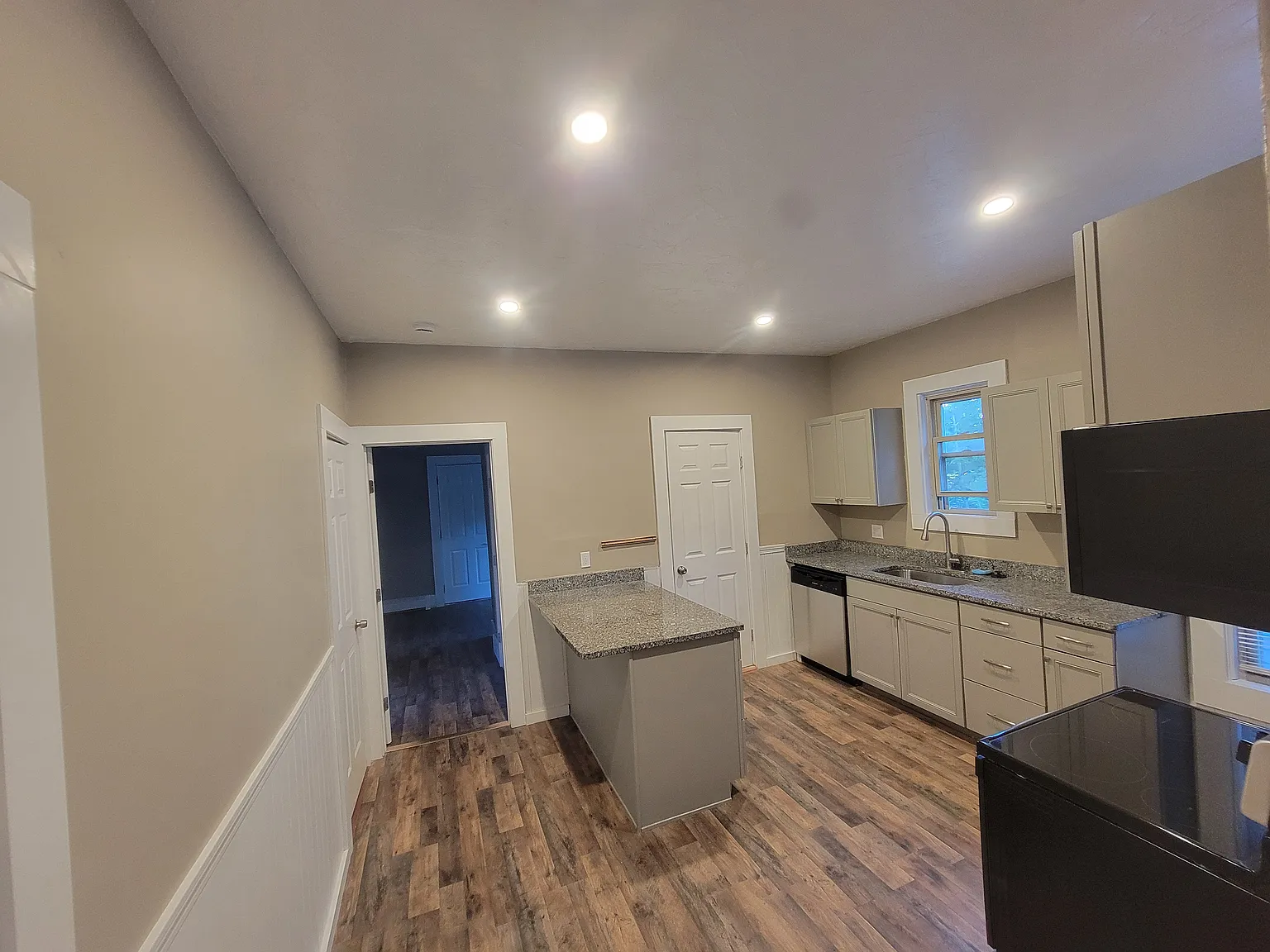 2 bed, 800 sqft, $1,900 — Photo 2