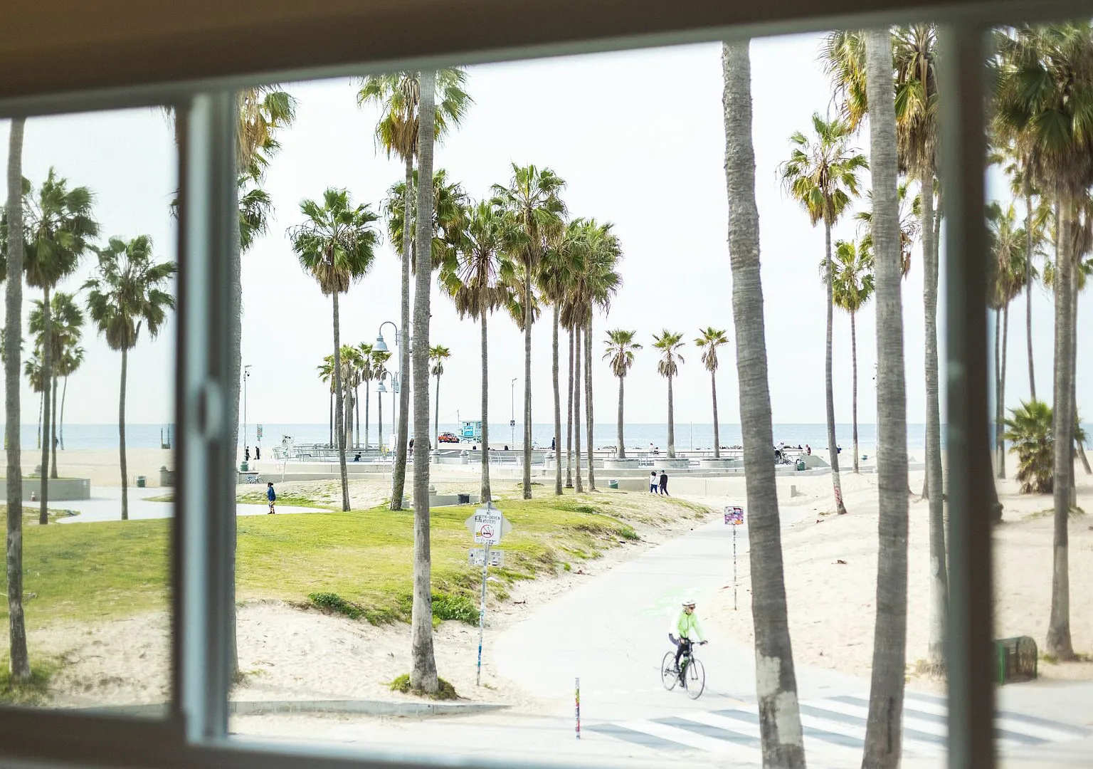 Venice Boardwalk Stylish Furnished Studio- In unit washer and Dryer! — Photo 1