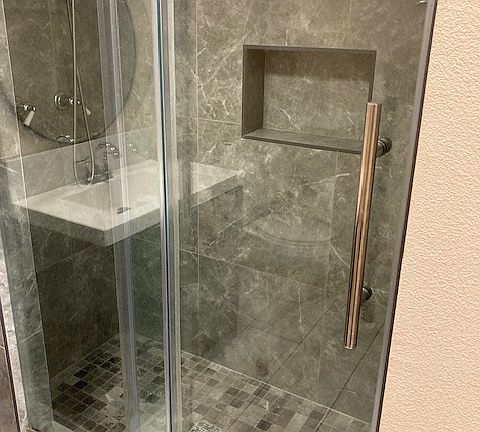 Main bathroom's walk-in shower