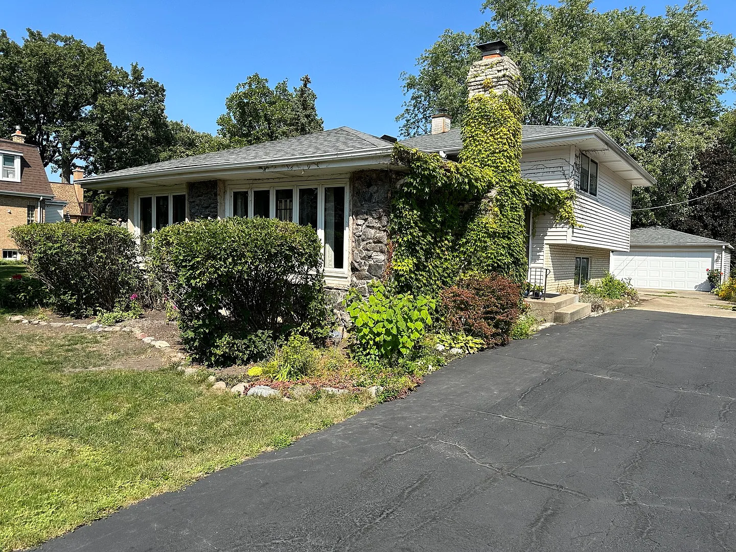 333 S Oak St photo 1