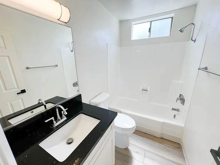 11018 Moorpark Apartments — Photo 26