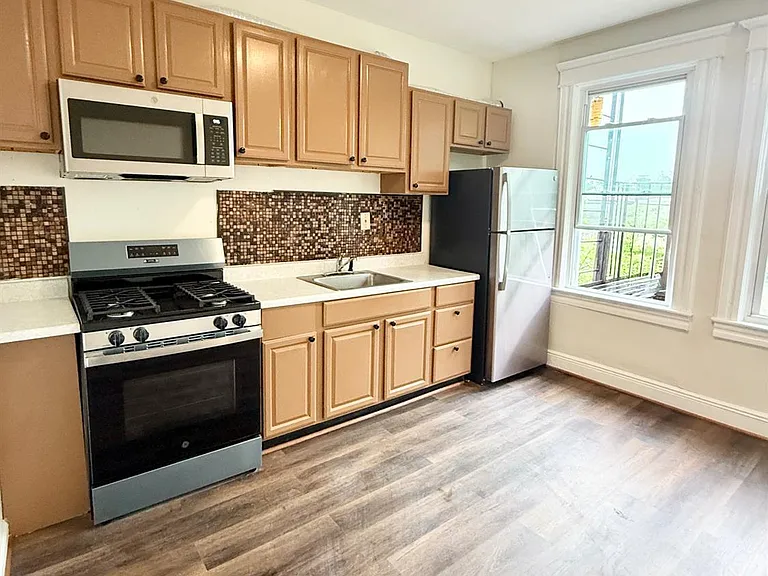 177 Wegman Pkwy — Photo 15
