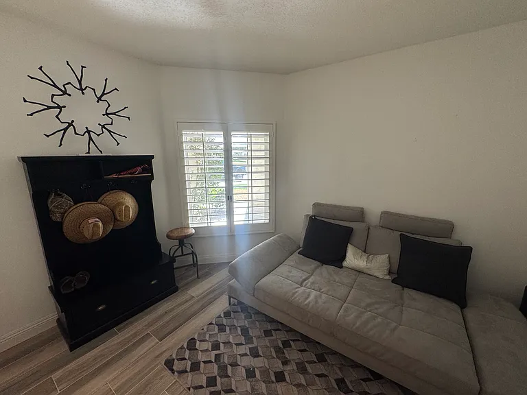 289 Vista Royale Cir W — Photo 18