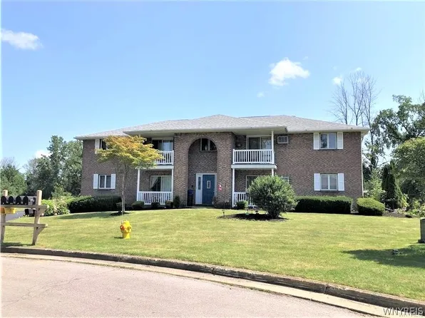 2185 Violet Cir, Niagara Falls, NY 14304