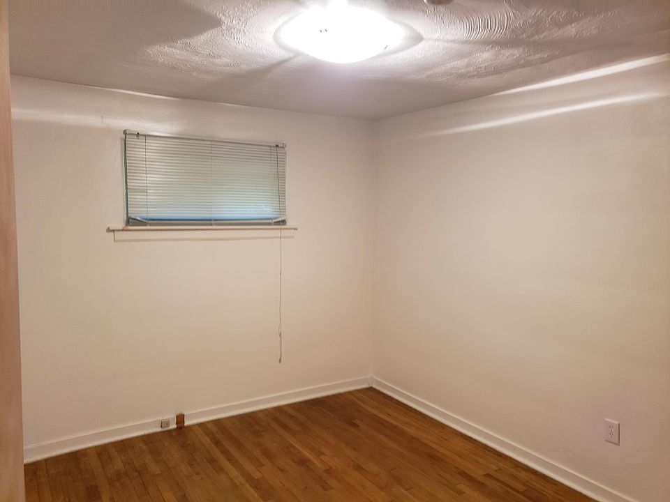 Middle bedroom
